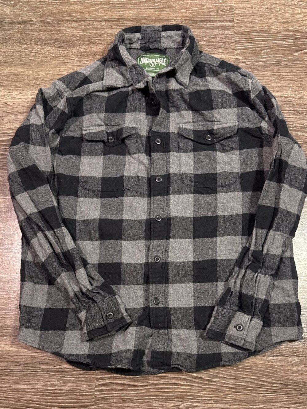 AMERICAN EAGLE button down shirt black gray plaid M
